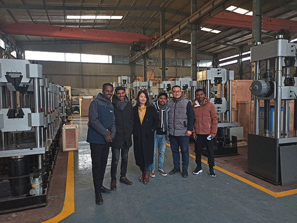 印尼客户到济南威廉希尔williamhill工厂考察订购试验机设备